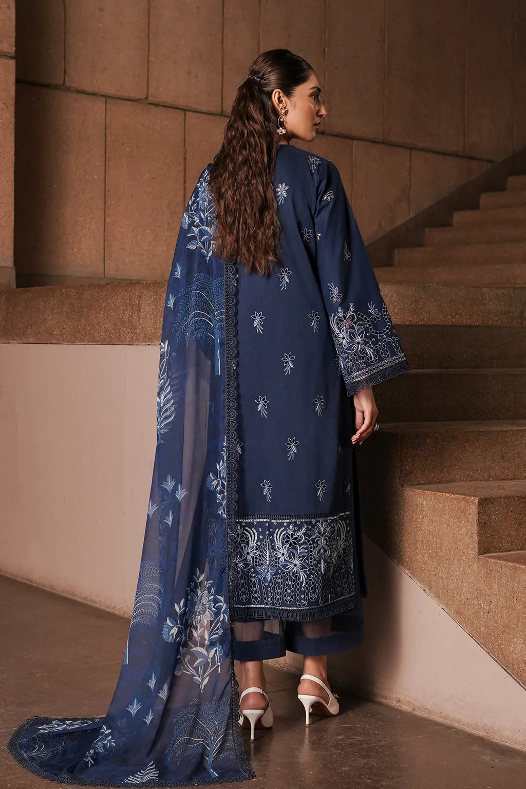 Afrozeh Luxury Chikankari Lawn – Capri