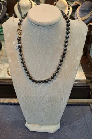 Necklace in 18k gold with black pearls